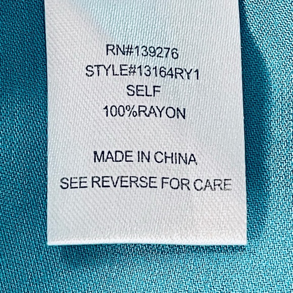 Daniel Rainn size small sleeveless light blue button up top, vneck, front pocket - Picture 8 of 9